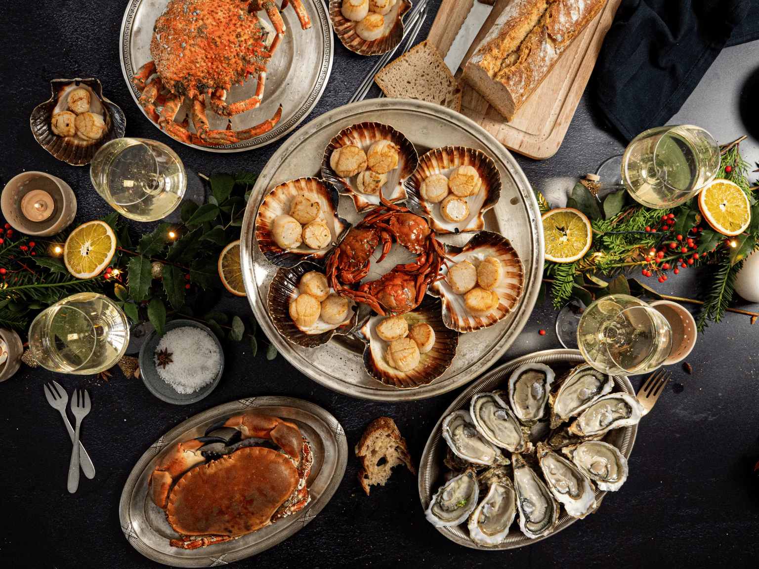 Image de tablée de fêtes avec coquilles saint jacques