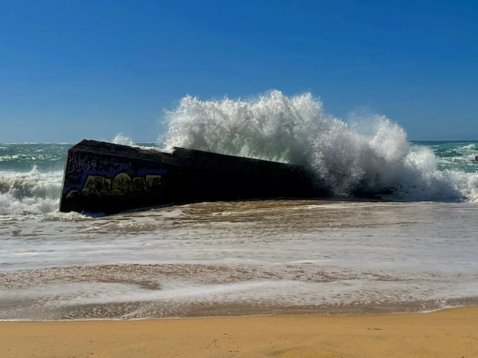 Encore de la houle mais le ciel bleu est enfin en vue !