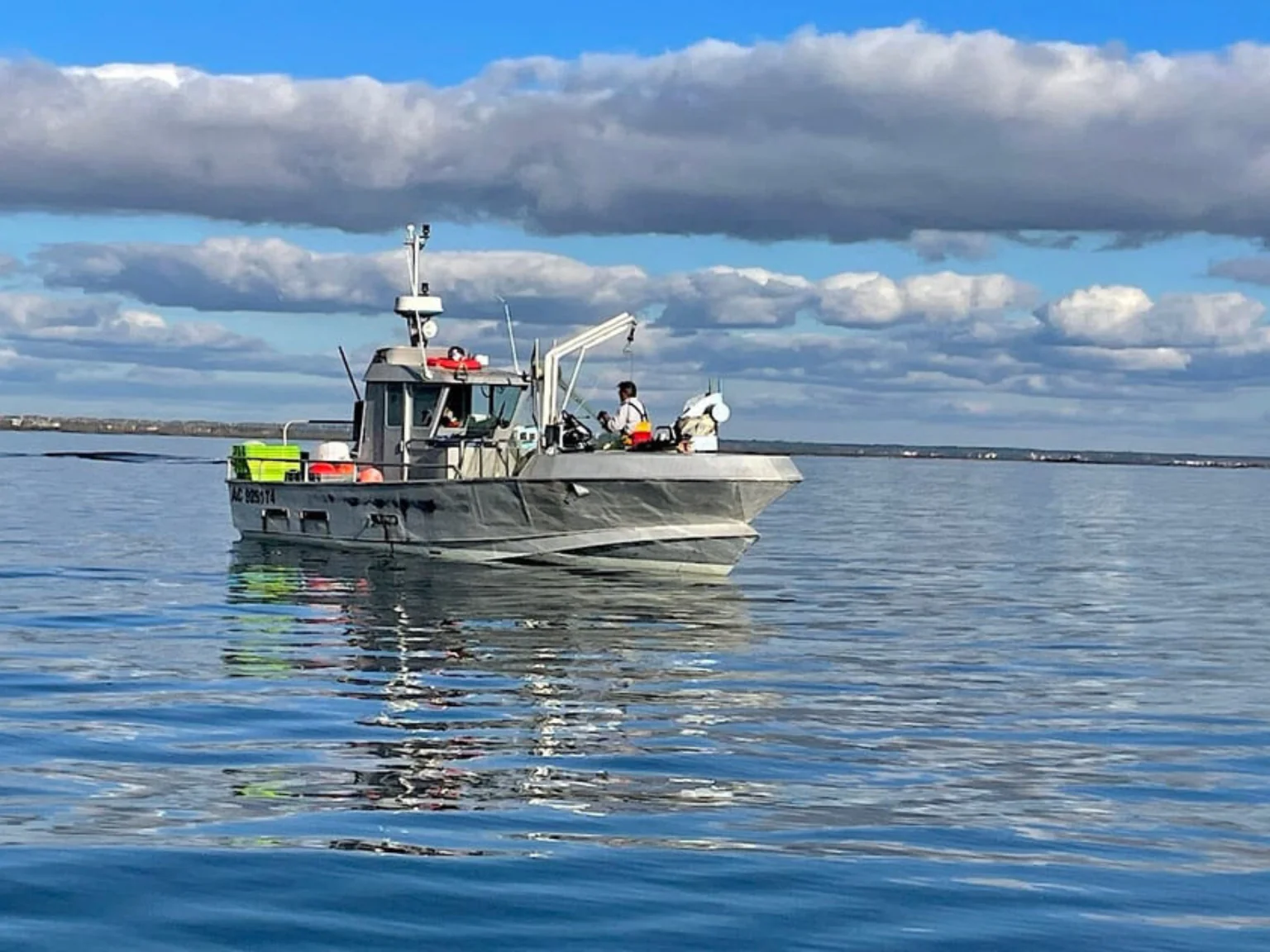Les Arcachonnais, ici David Lamourous, ont profité du beau temps pour piéger les seiches