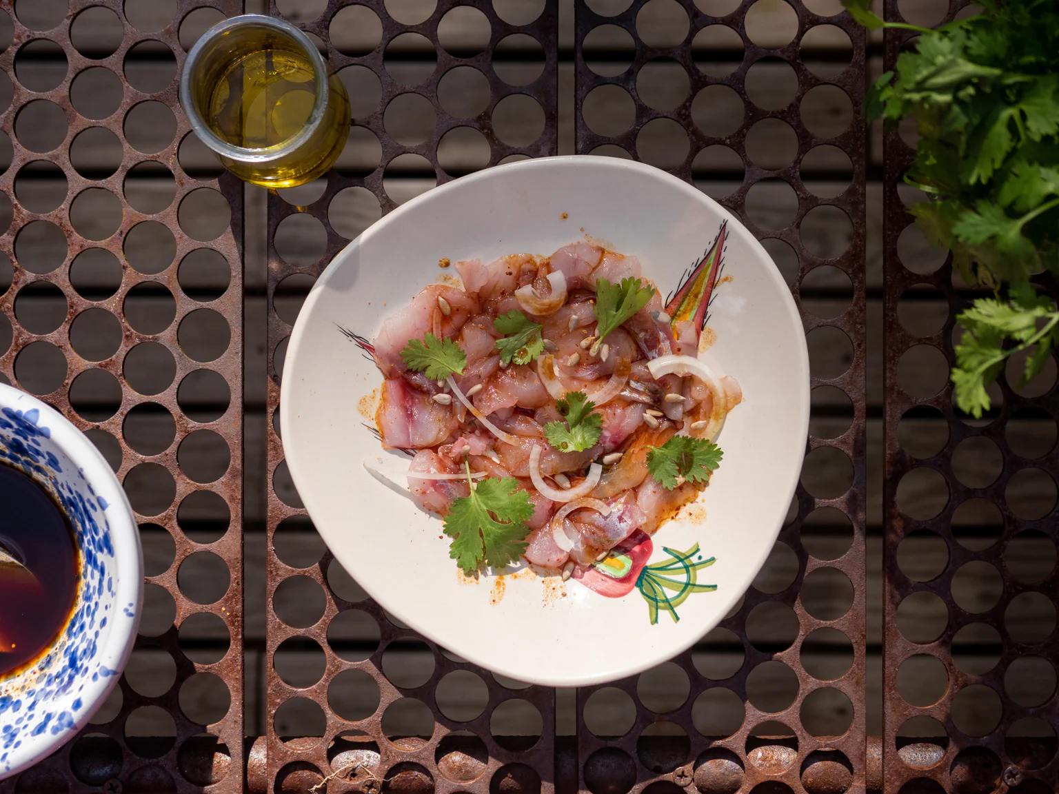 Photo de ceviche de bar et piment d'espelette