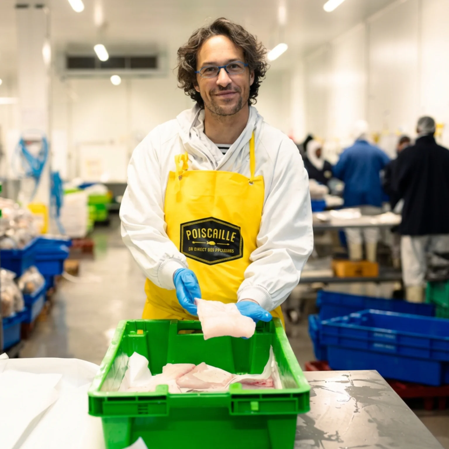 Charles présente ses poissons à prix coutant pour la journée mondiale des océans 2026