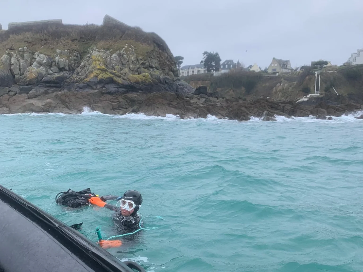 Photo d'un pêcheur plongeur d'ormeaux et coquilles Saint-Jacques