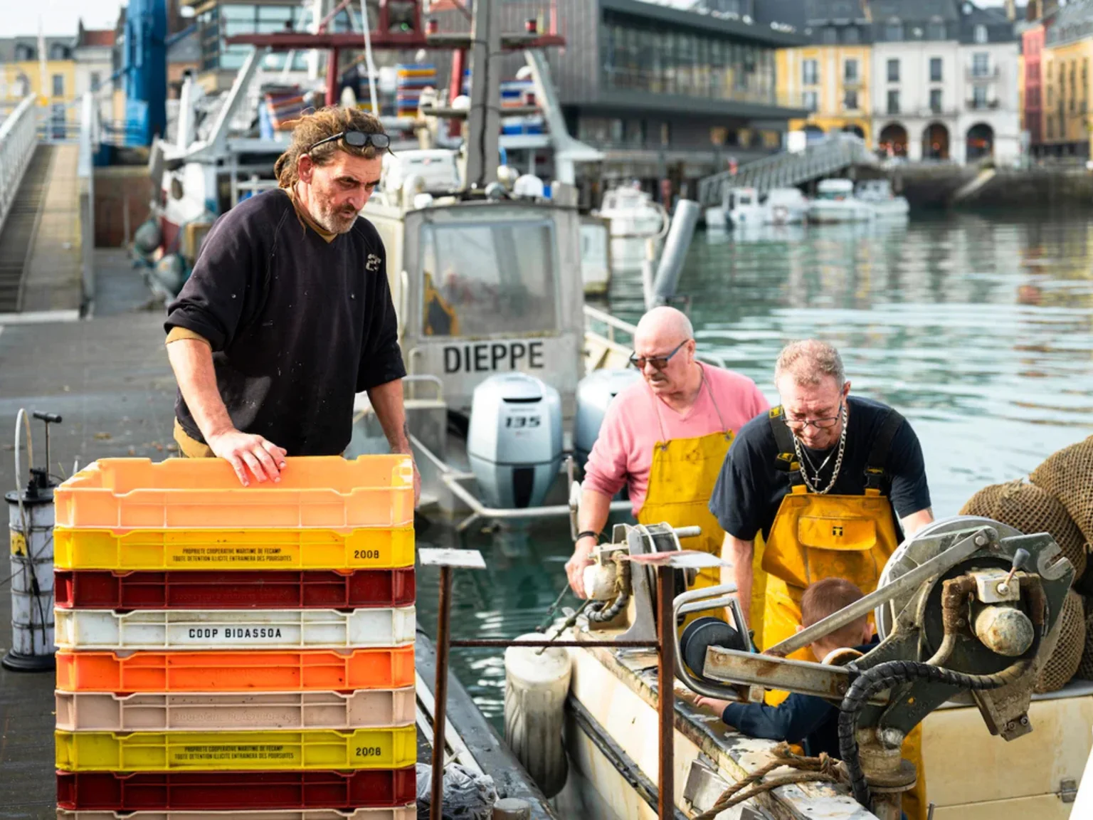Retour de pĂȘche Ă Dieppe, Jean Luc Brunet prĂȘt Ă charger les moules et les poissons Photo Mary-Lou Mauricio