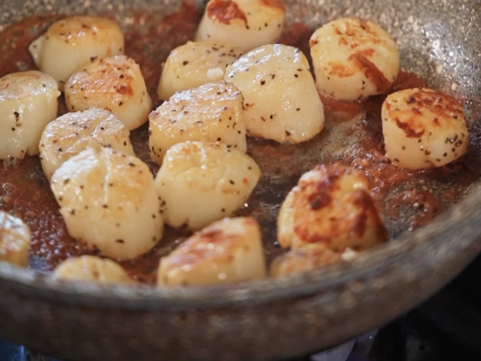 On vous dit tout sur les avantages des deux cuissons pour la Saint-Jacques : à l'huile ou au beurre.