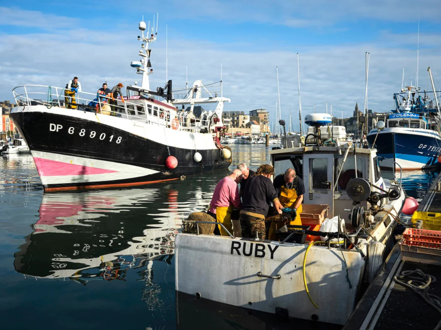 Au premier plan le RUBY de Bruno Guédon, navire de 7,3 mÚtres. Au deuxiÚme plan un dragueur à coquilles de 16 mÚtres.