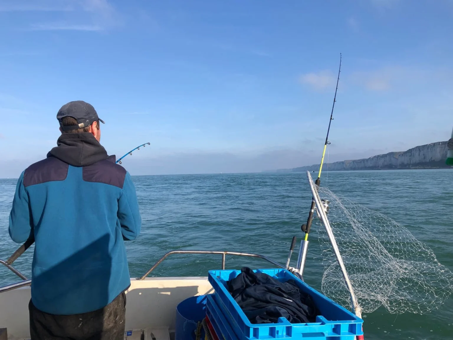 Photo d'un pêcheur à la ligne en Manche.
