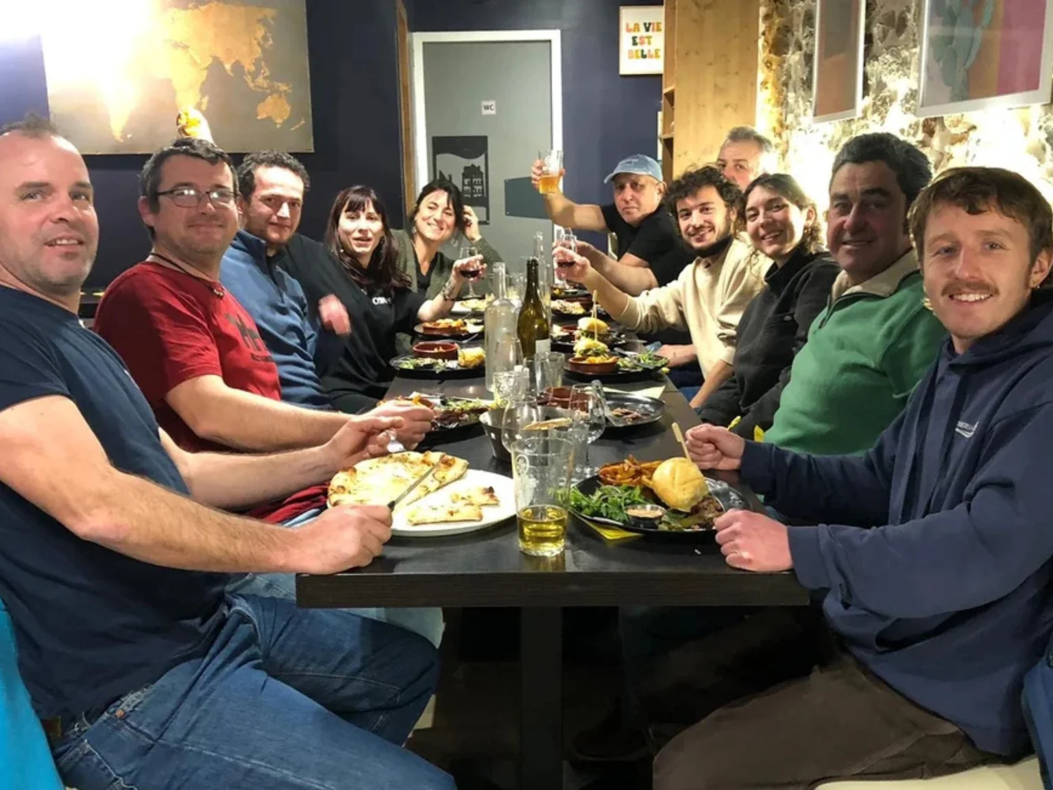 Un bateau de pĂȘche sur une belle Ă©tendue d'eau