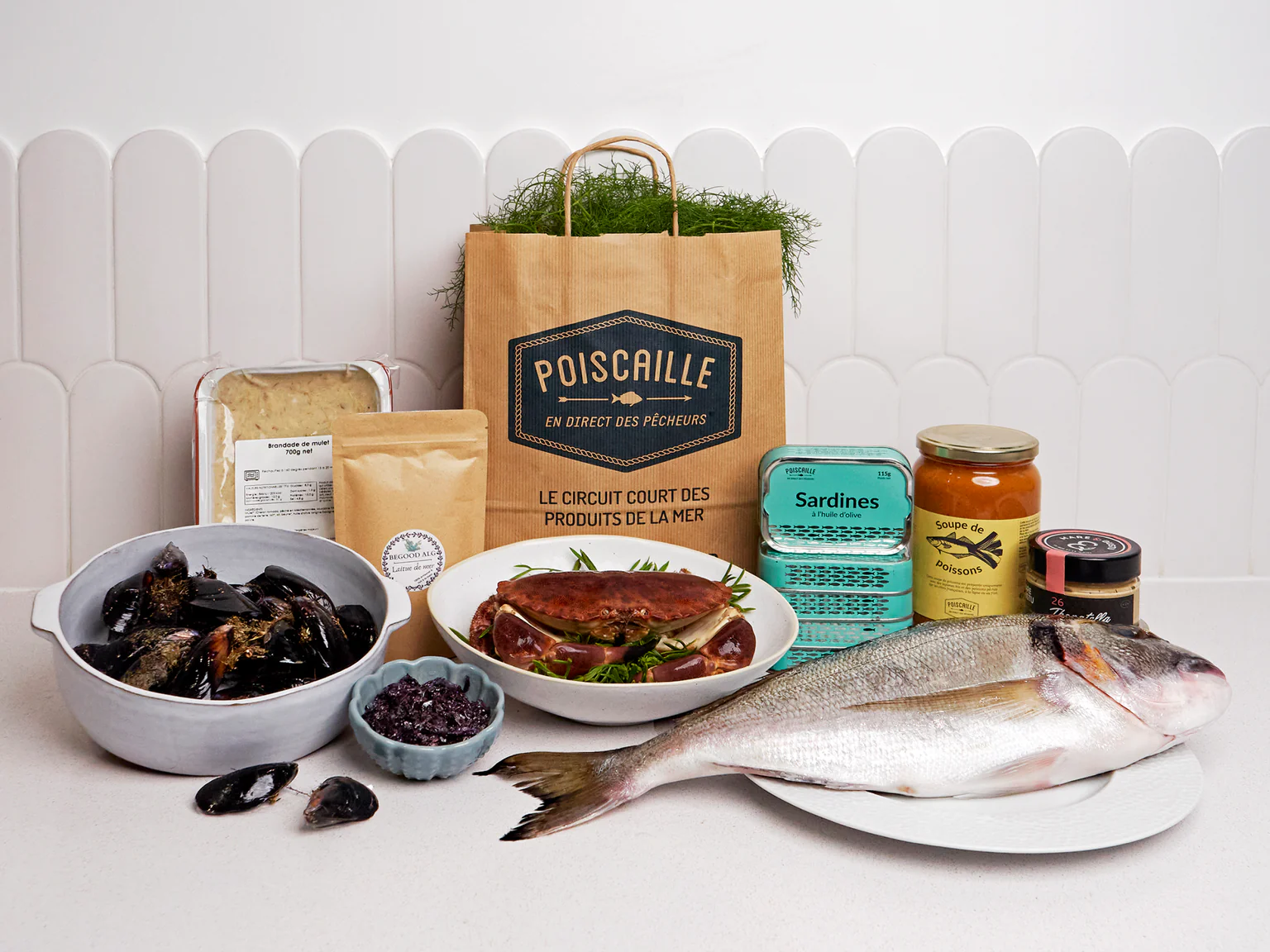 Étale de produits vendus sur la boutique en ligne (poisson frais, épicerie,...)