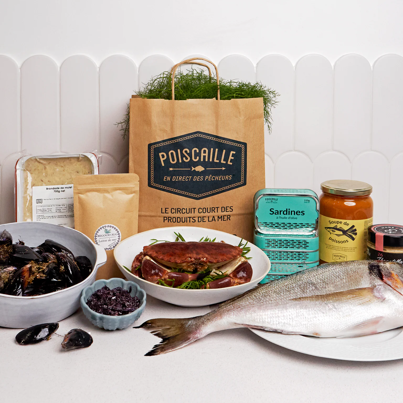 Étale de produits vendus sur la boutique en ligne (poisson frais, épicerie,...)