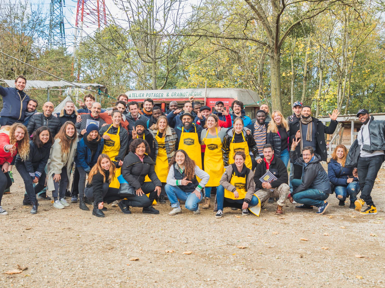 Equipe Poiscaille en team building dans une ferme pédagogique