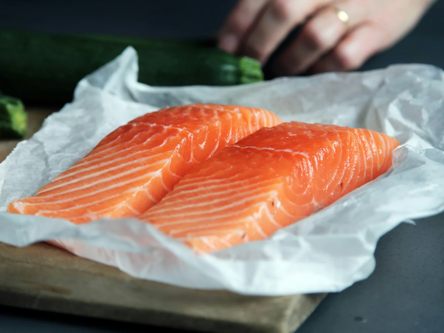 Photo de deux pavés de saumon frais oranges