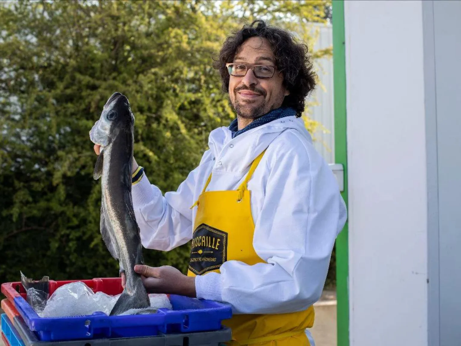 Charles, le fondateur, tenant dans ses mains un poisson. 