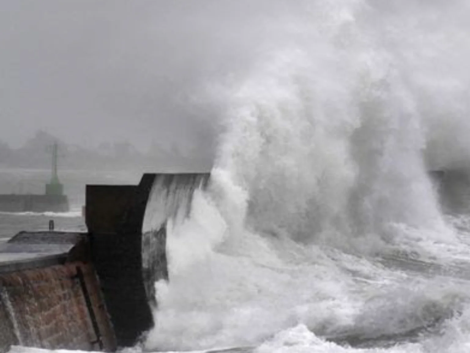 Digue francaise en pleine tempête avec beaucoup de houle. 