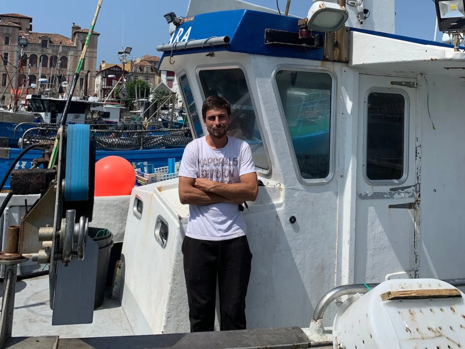 Photo de Florian Ansel devant son bateau