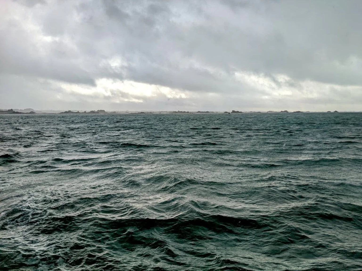mer francaise avec éclaircis et nuages.