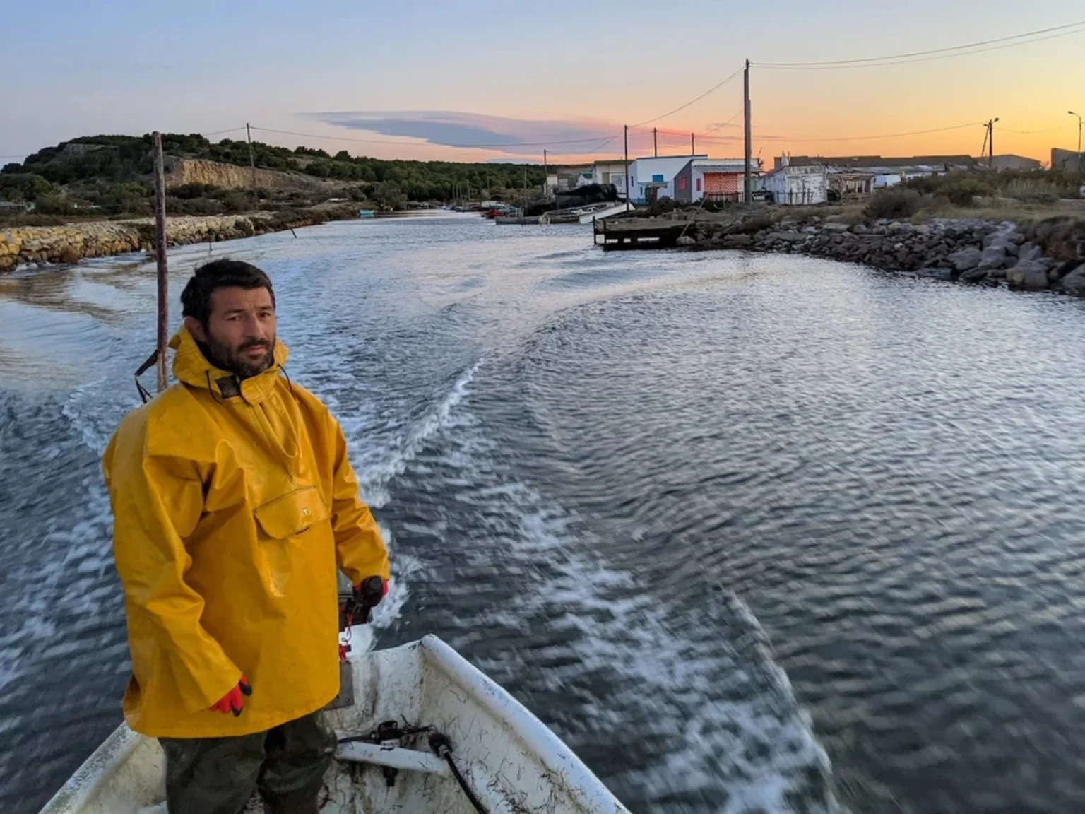 Dans le Golfe du Lion les pêcheurs comme Sylvain Huertas sont sur l'eau pour relever les filets à daurades