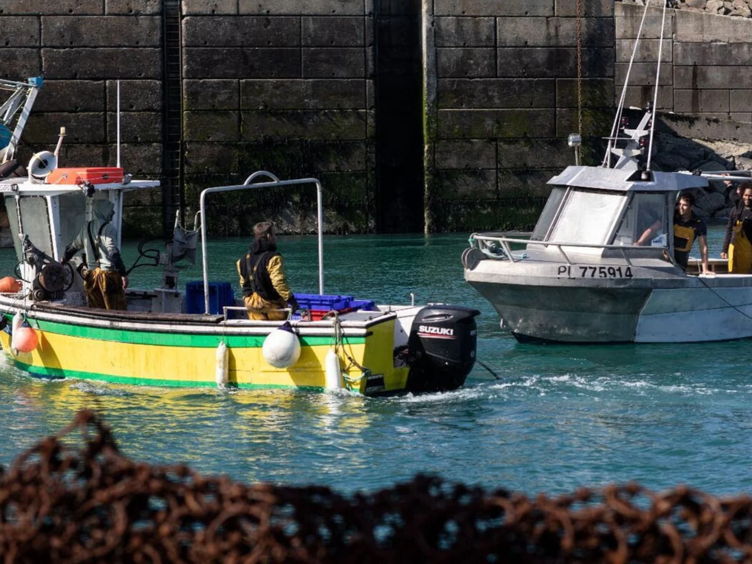 Deux pecheurs Poiscaille au port avec du soleil