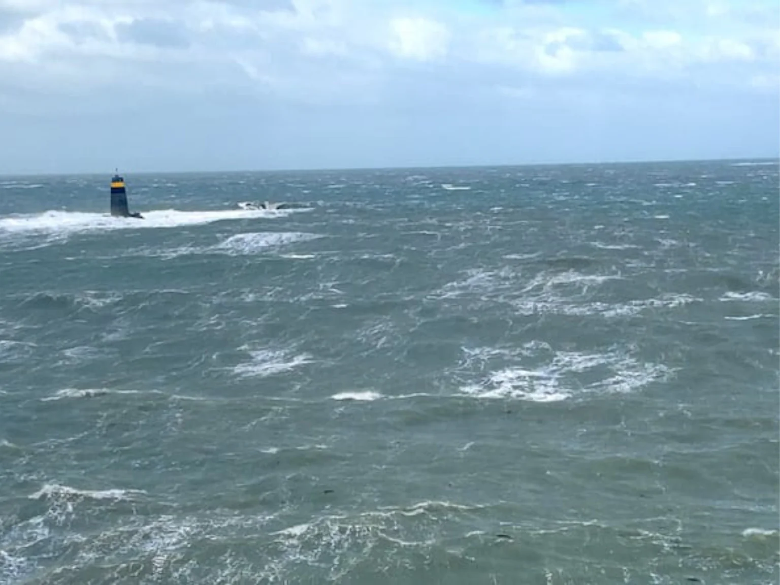 Houle autour d'un phare sur côte francaise