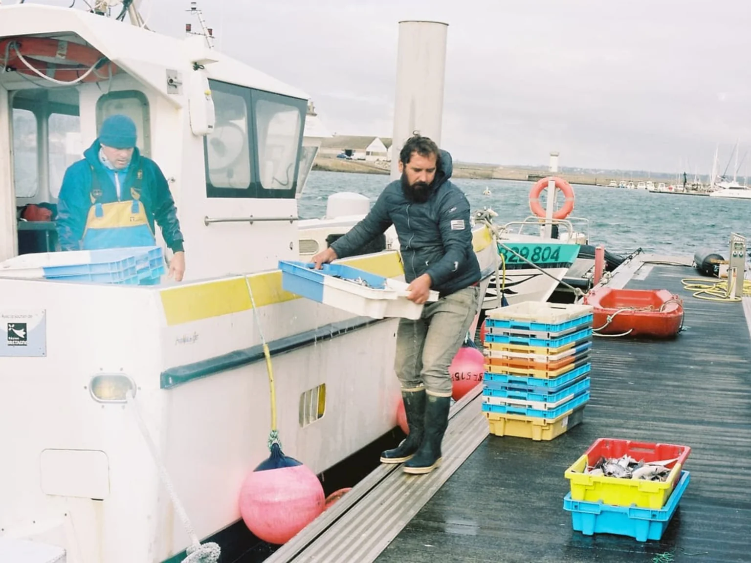 Pêcheurs arrivant au ponton après pêche 