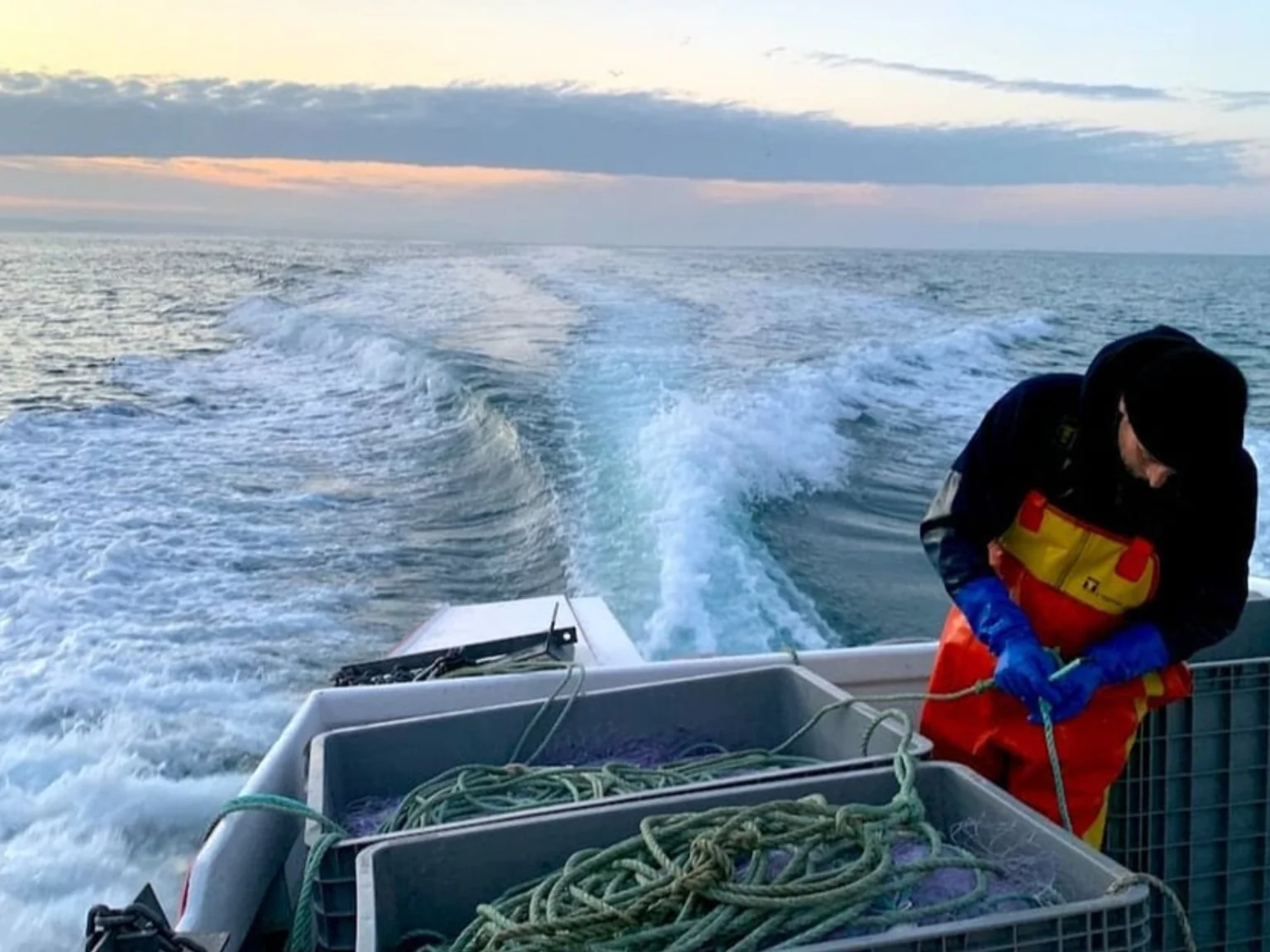 Sillage d'un bateau de pêche en fin de journée