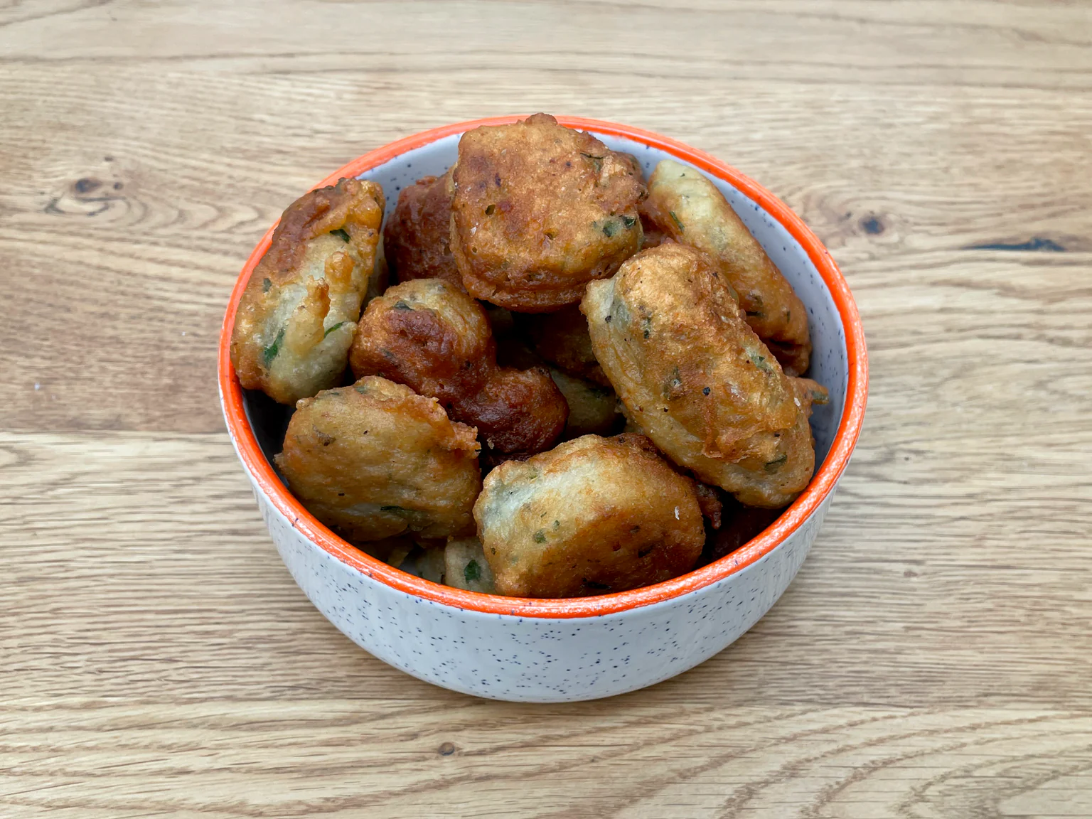 On vous livre notre recette de vacances préférées : les beignets de congre façon acras. Très gourmand. 