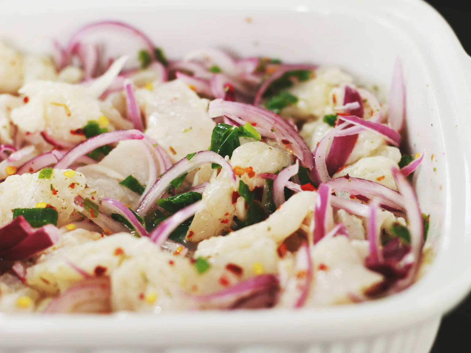 Ceviche de bar, oignon tomate et coriandre