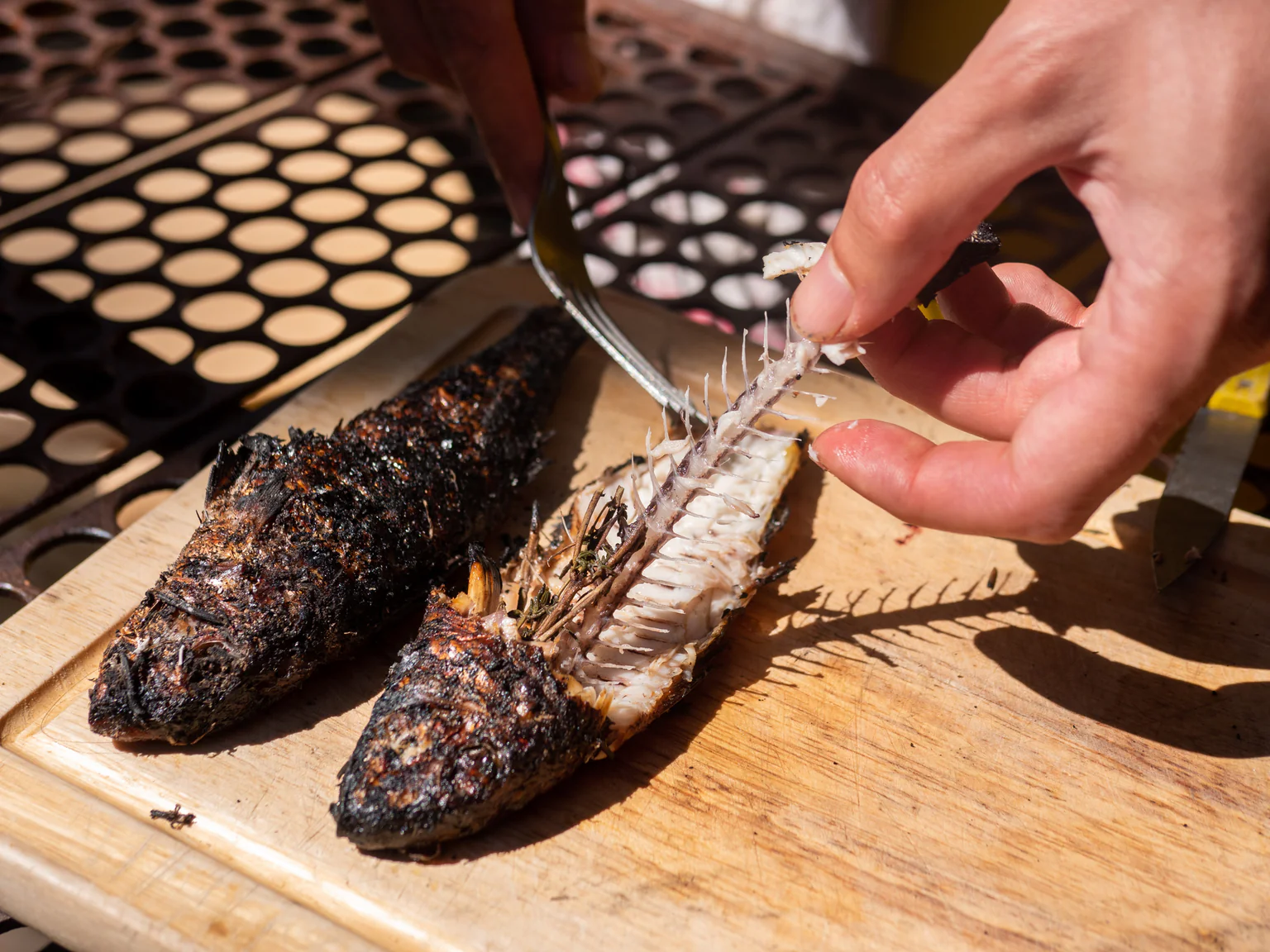 Recette de rougets barbets en éclade de pin