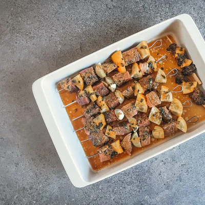 Une recette conviviale de brochettes de thon rouge, à cuire au four ou au barbecue !