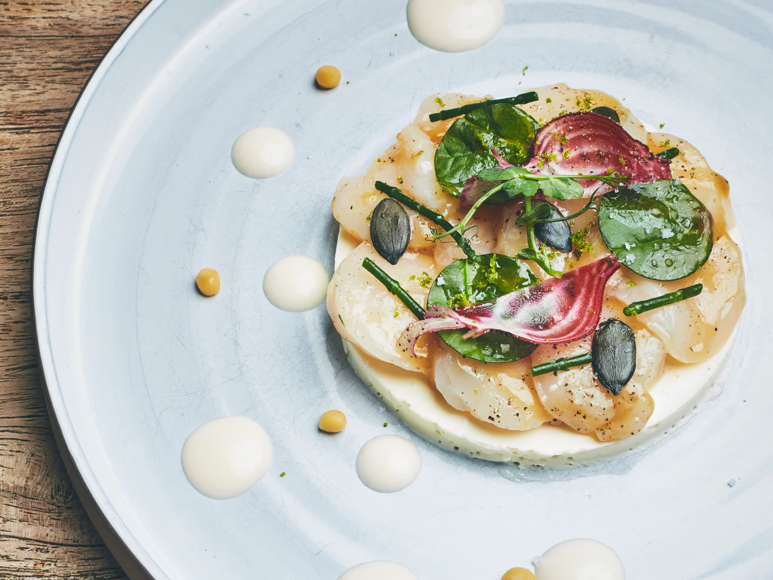 Carpaccio de Saint-Jacques acidulé, crème poivrée du chef Romain Roullier
