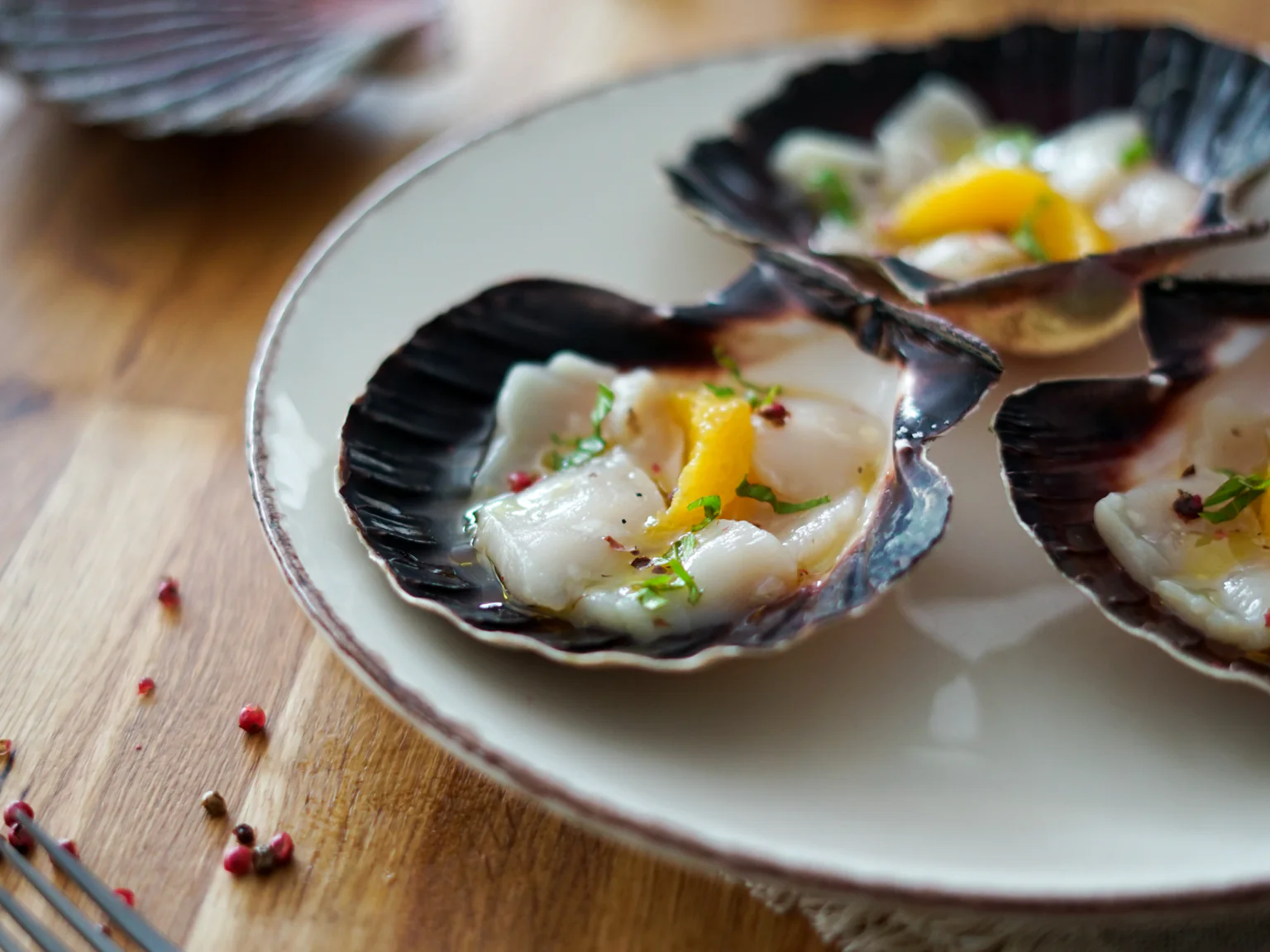 La coquille Saint-Jacques revisitée crue, dans cette préparation fraîche et estivale. 