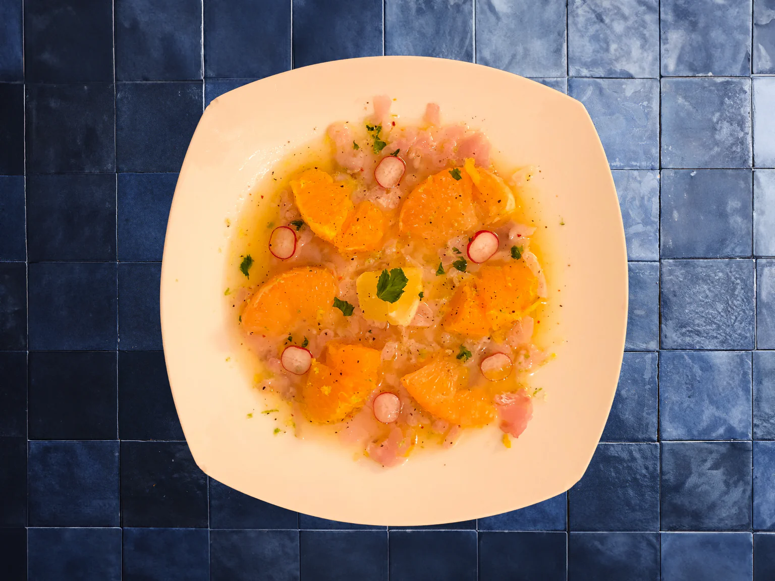 Carpaccio de daurade aux agrumes. Faites le plein de vitamines grâce à cette recette fraîche et acidulée.