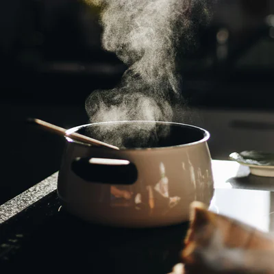 Casserole sur le feu. Place holder pour recette poisson, coquillages ou crustacés.