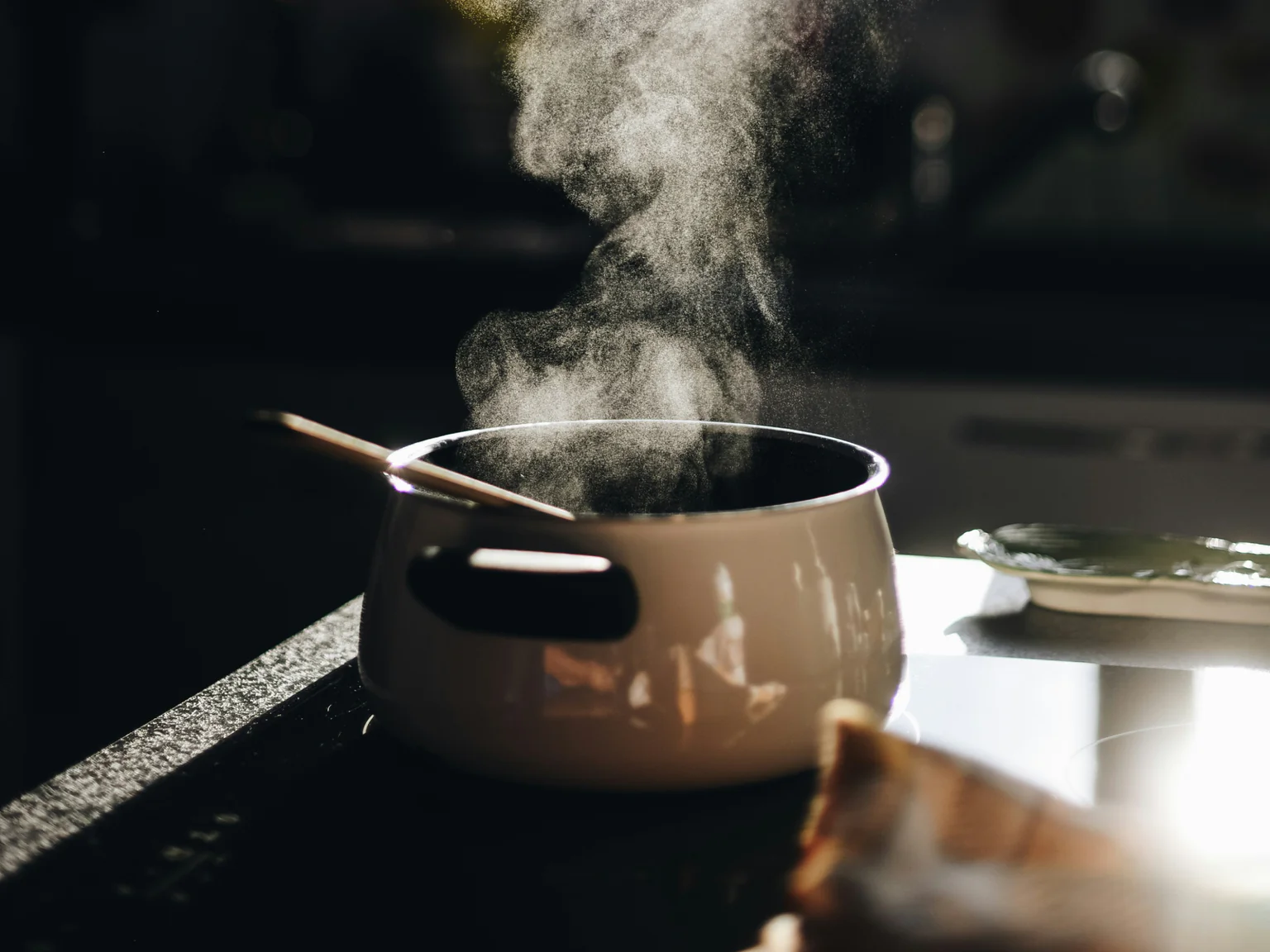 Casserole sur le feu. Place holder pour recette poisson, coquillages ou crustacés. 