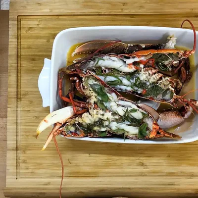 Homard bleu grillé au four au beurre et herbes marines