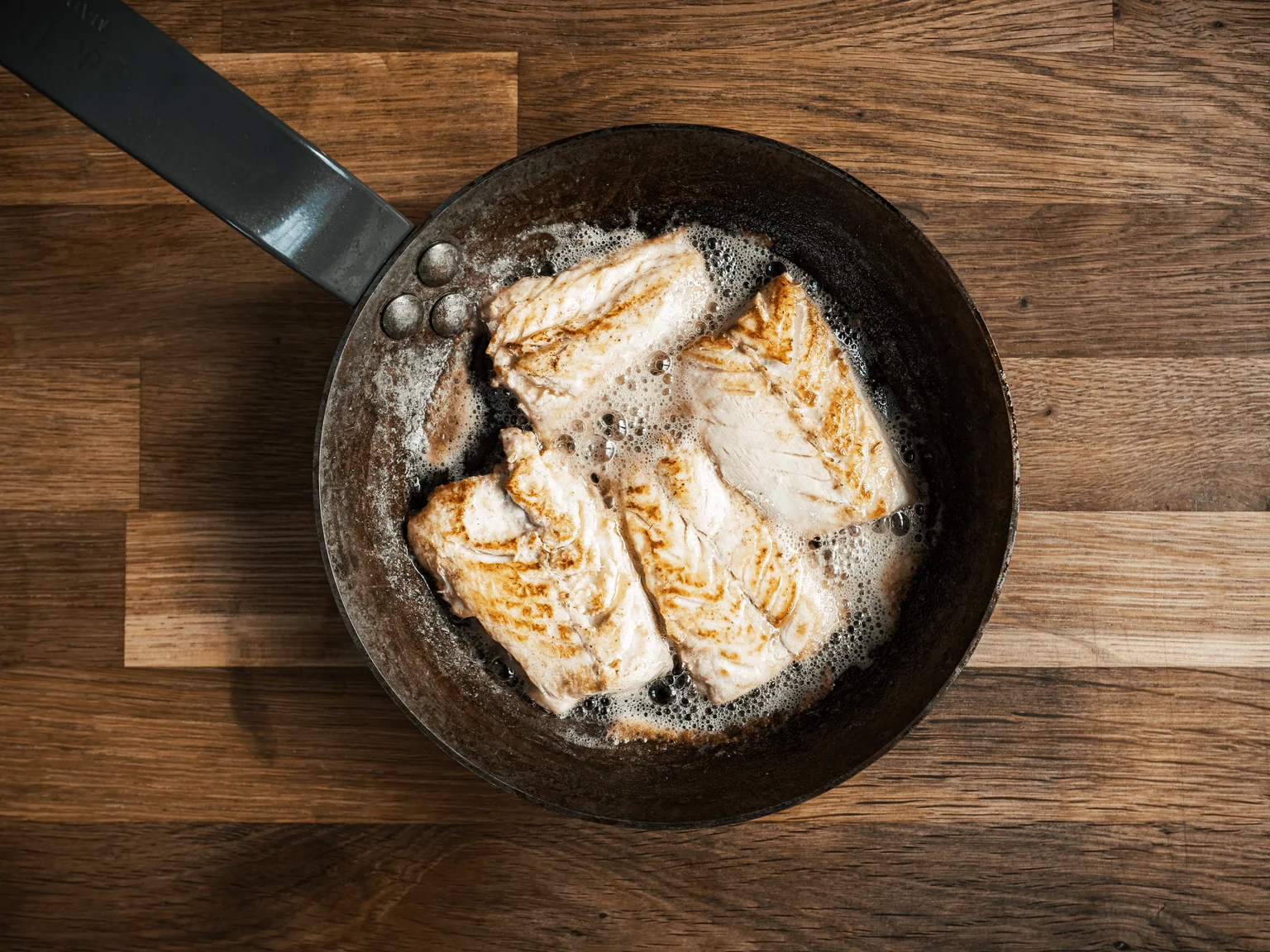 Voici une belle méthode pour cuire le poisson d'un seul côté, sur la peau.