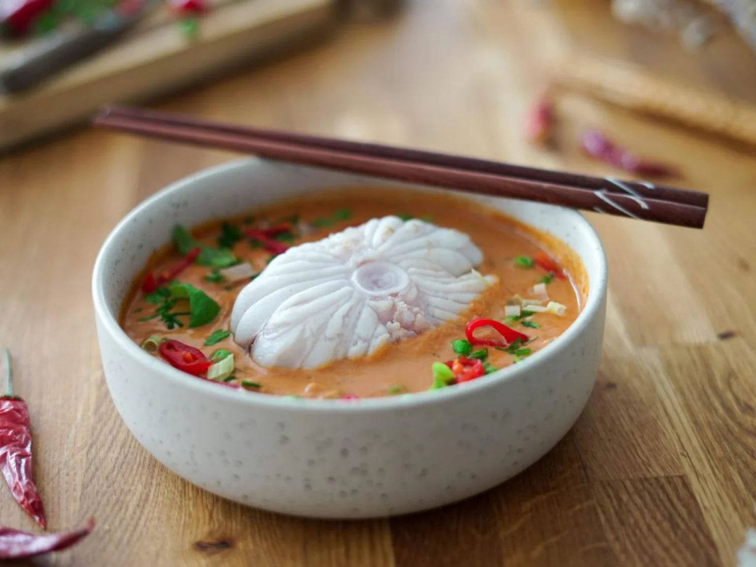 Une recette de Céline, du blog Pépites de Noisette qui nous fais découvrir de la lotte au lait de coco et curry.