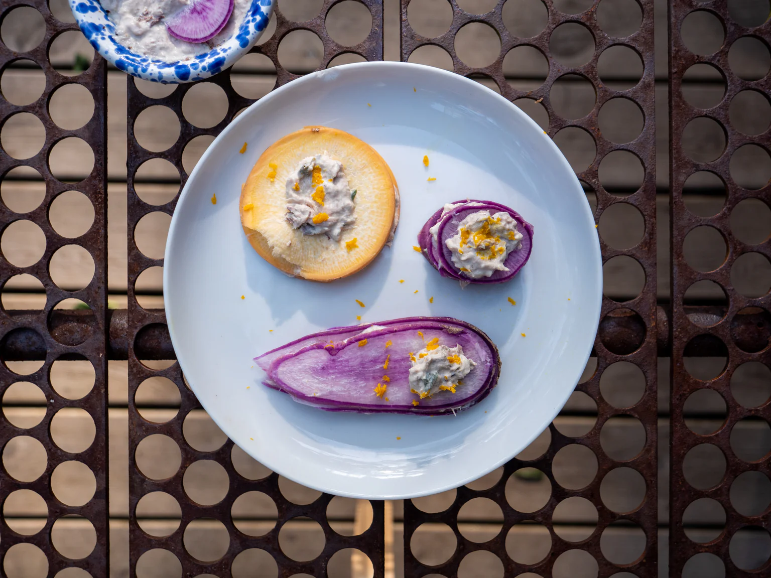 Découvrez une recette de millefeuilles de bonite, pour une entrée festive qui épatera vos convives.