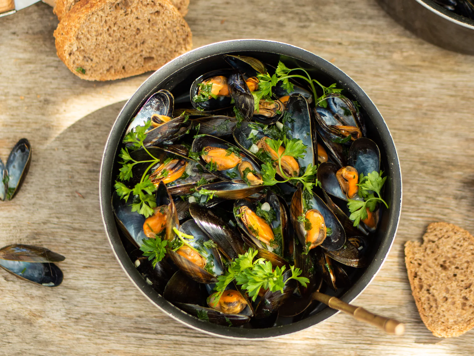 Classique, savoureux et tellement réconfortant : les moules marinières. On vous montre comment les préparer parfaitement