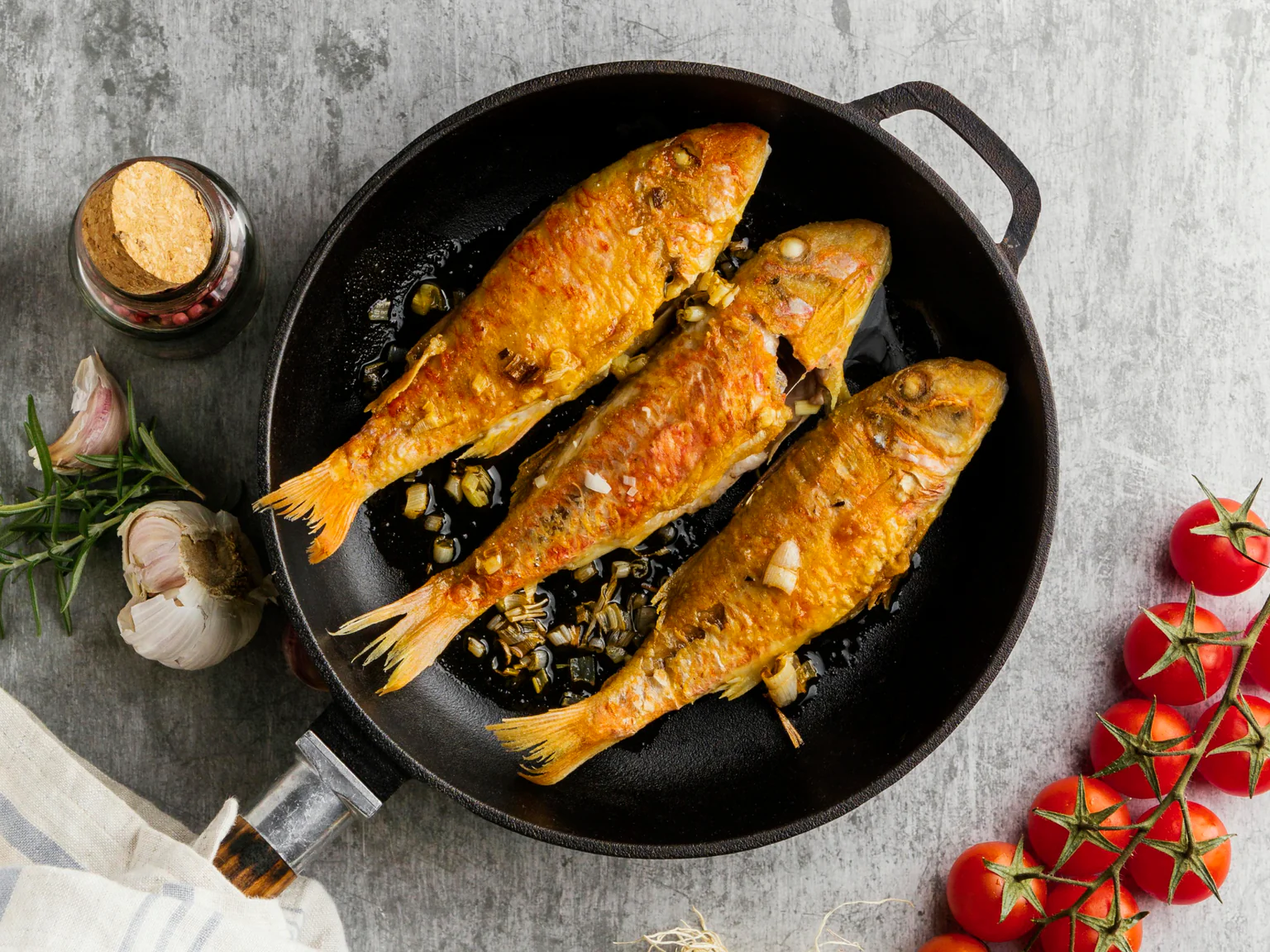 Petits poissons cuits à la poêle. Rouget, chinchard,..