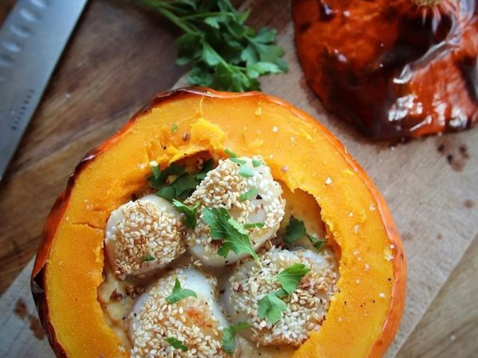 Potimarron farci et noix de Saint-Jacques poêlées au sésame