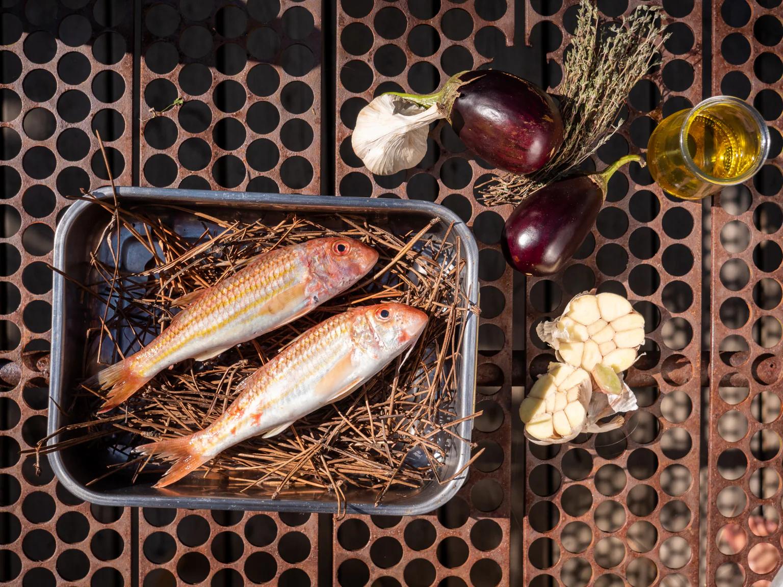 Plongez dans une symphonie de saveurs avec notre rouget barbet aux aiguilles de pin