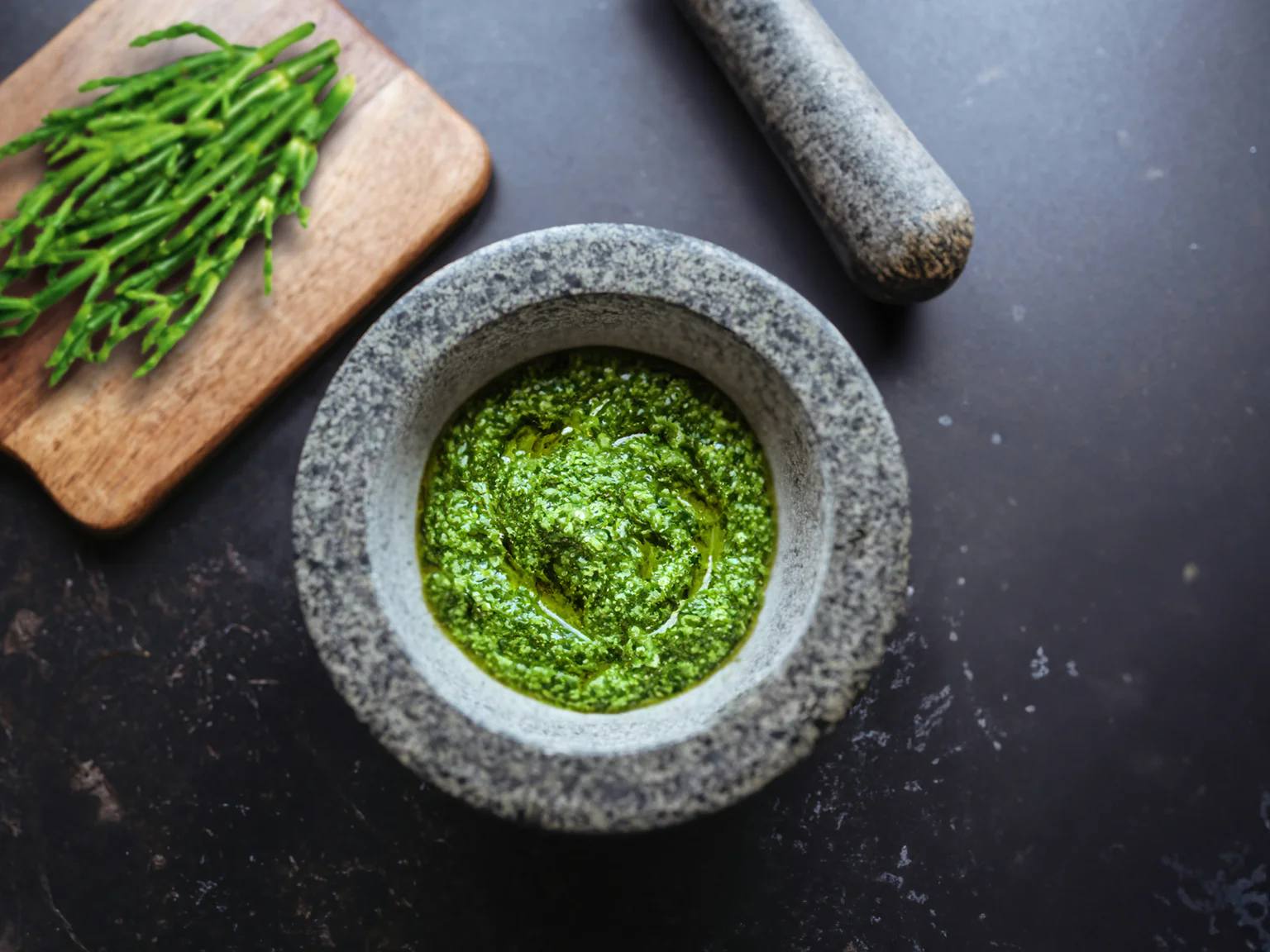 Un pesto antioxydant à base d'herbes des marais, pour accompagner vos poissons, crustacés et coquillages.