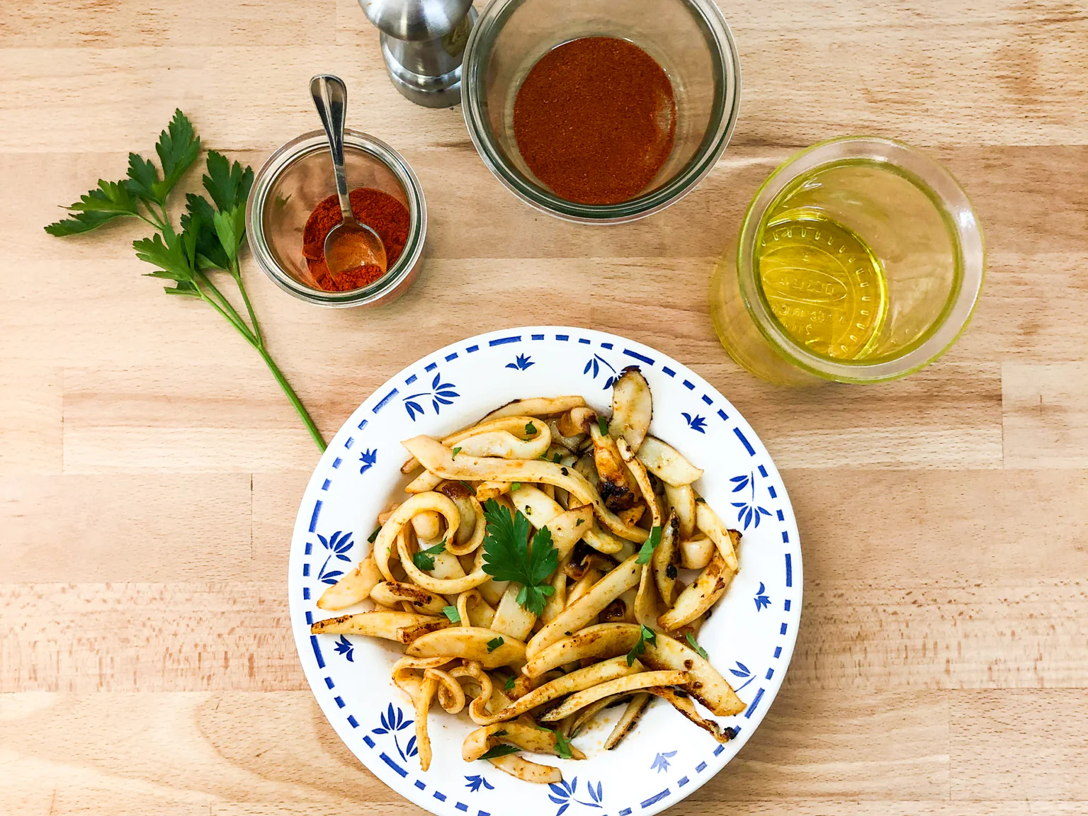 Un plat élégant et raffiné où la saveur de la seiche est subtilement relevée par le piment d'Espelette. 