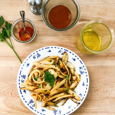 Un plat élégant et raffiné où la saveur de la seiche est subtilement relevée par le piment d'Espelette. 