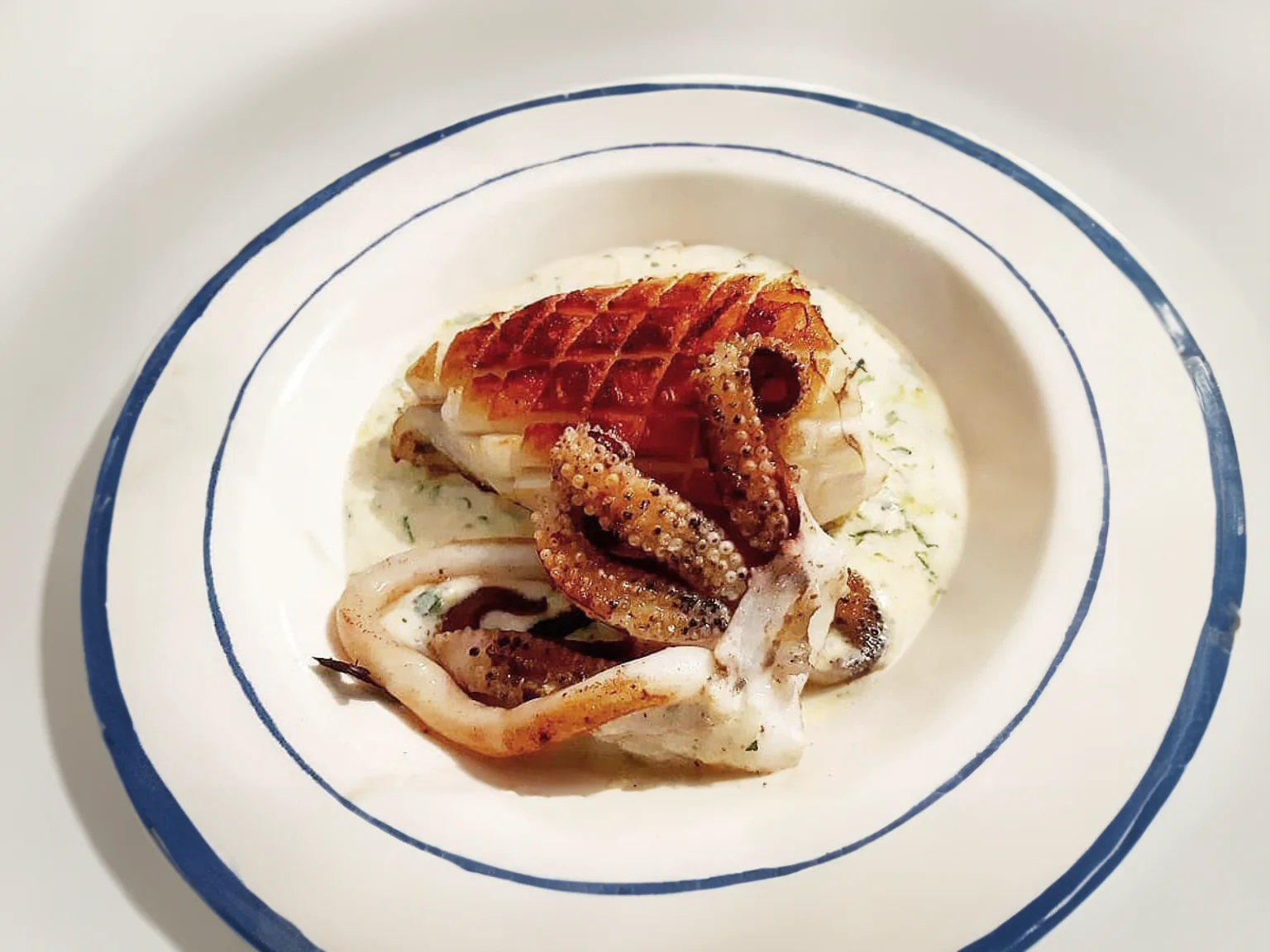 Une recette de seiche cuisson rapide sur un lit de yaourt épicé.