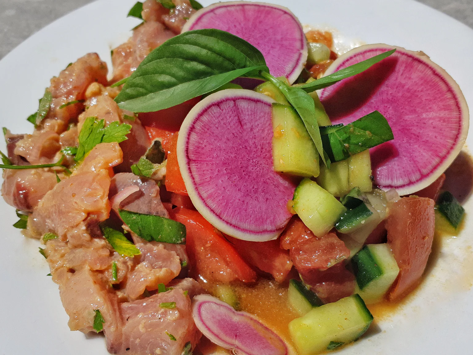 Bonite crue, légumes d'été : on vous apprend à cuisiner la bonite en tartare. 