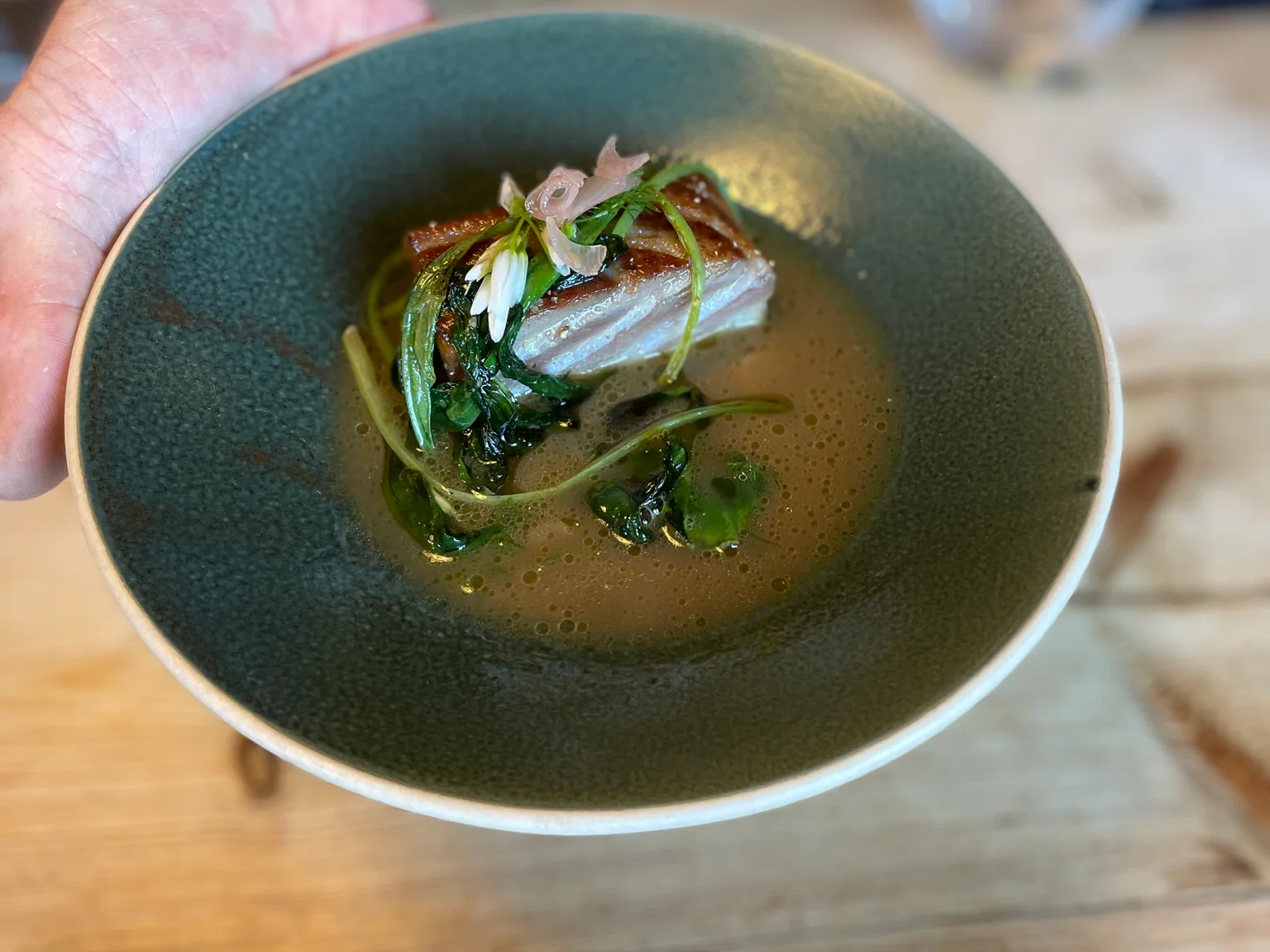 Ventrèche de thon fumé snackée et son bouillon de champignon