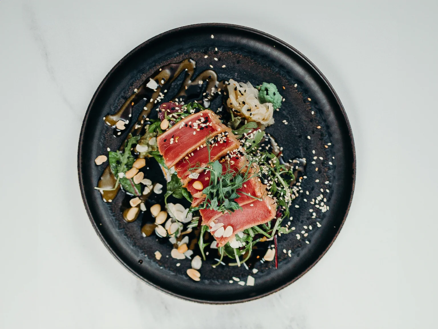 Thon rouge de ligne snacké aux graines de sésame et à la sauce soja