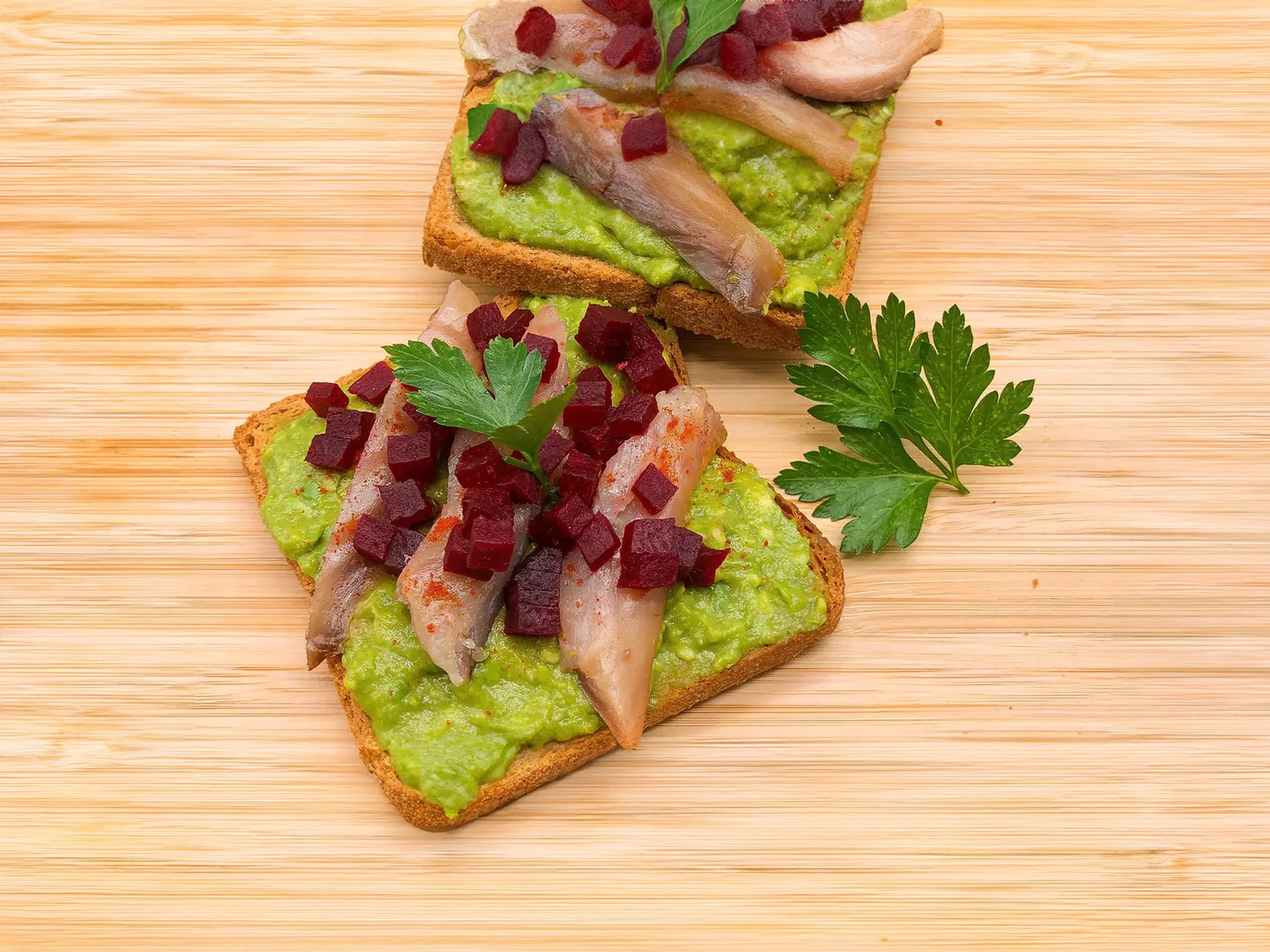 On se met au brunch instagramable avec cette recette originale d'avocado toasts au maquereau fumé.