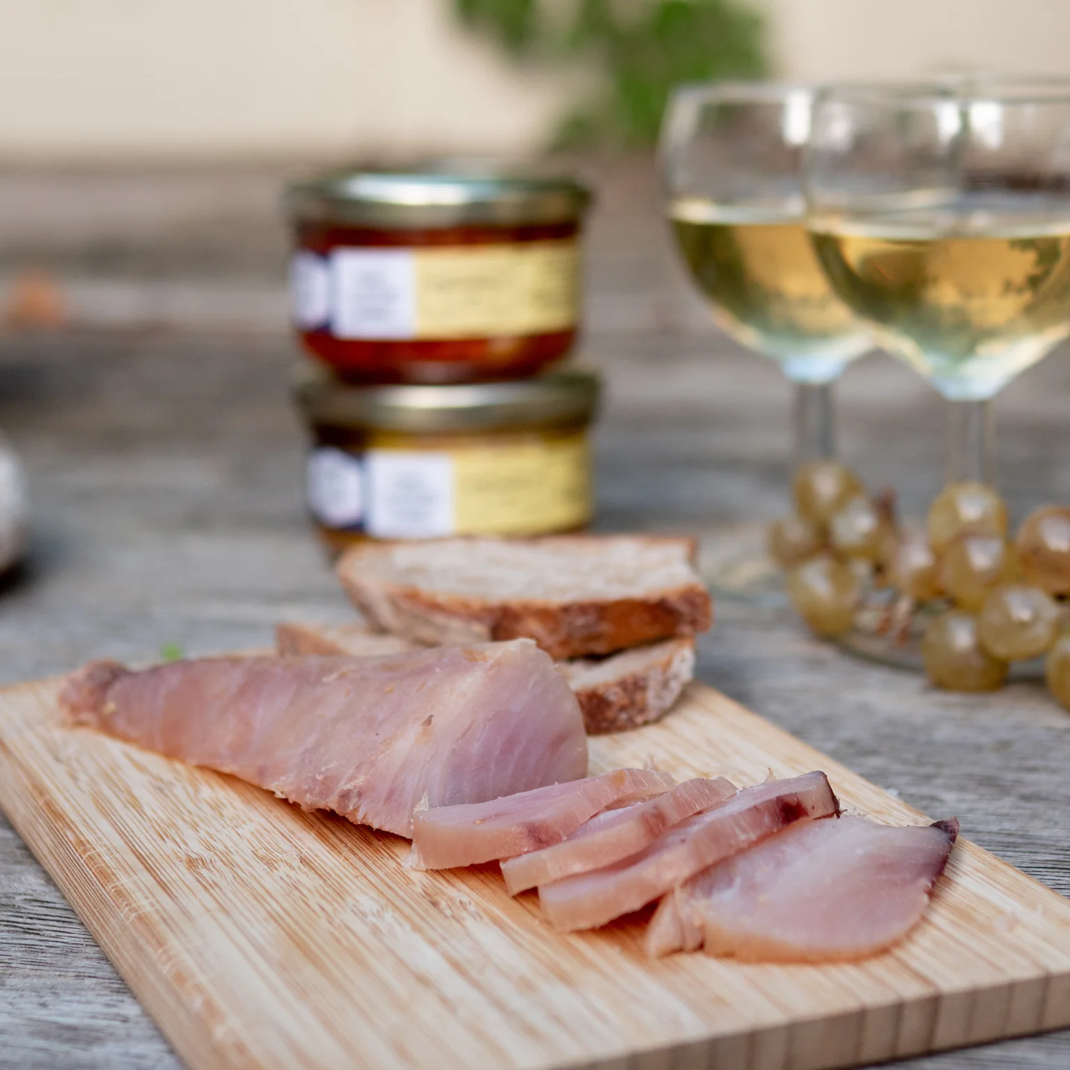 Longe de thon germon fumé sur table festive